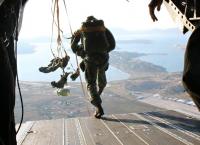 Αλεξιπτωτιστής μπλέχτηκε σε καλώδια της ΔΕΗ μετά την πτώση από C-130