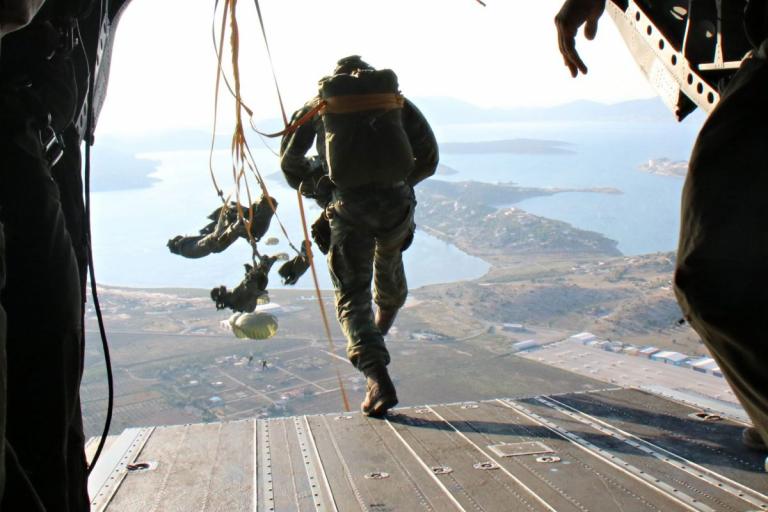 Αλεξιπτωτιστής μπλέχτηκε σε καλώδια της ΔΕΗ μετά την πτώση από C-130