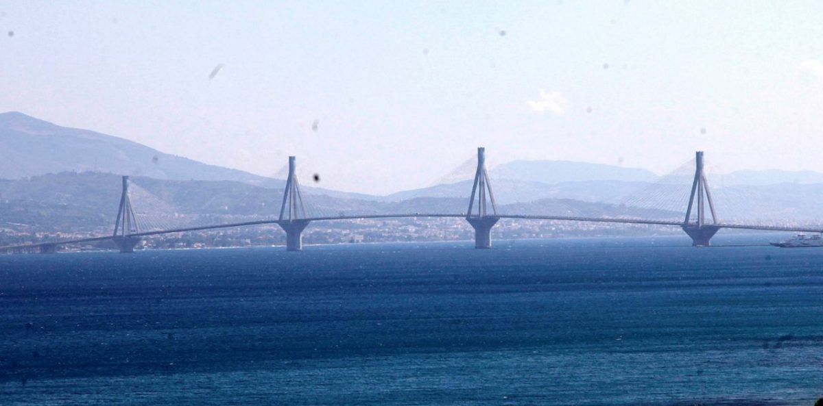 Γέφυρα Ρίου – Αντιρρίου: Καρότσα νταλίκας καρφώθηκε σε πινακίδα (pics)