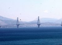 Γέφυρα Ρίου – Αντιρρίου: Καρότσα νταλίκας καρφώθηκε σε πινακίδα (pics)