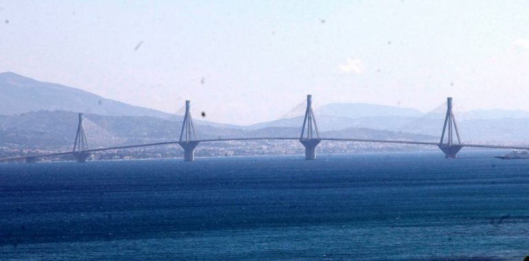 Γέφυρα Ρίου – Αντιρρίου: Καρότσα νταλίκας καρφώθηκε σε πινακίδα (pics)