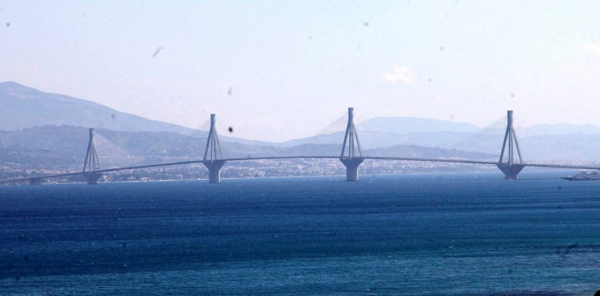 Γέφυρα Ρίου – Αντιρρίου: Καρότσα νταλίκας καρφώθηκε σε πινακίδα (pics)