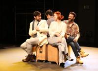 Κριτική θεάτρου: “Απλή μετάβαση” των Καραμουρατίδη και Ευαγγελάτου – Λίγο πριν τη φυγή στο όνειρο…