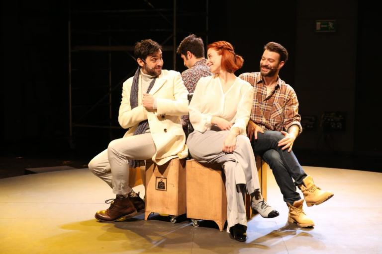 Κριτική θεάτρου: “Απλή μετάβαση” των Καραμουρατίδη και Ευαγγελάτου – Λίγο πριν τη φυγή στο όνειρο…