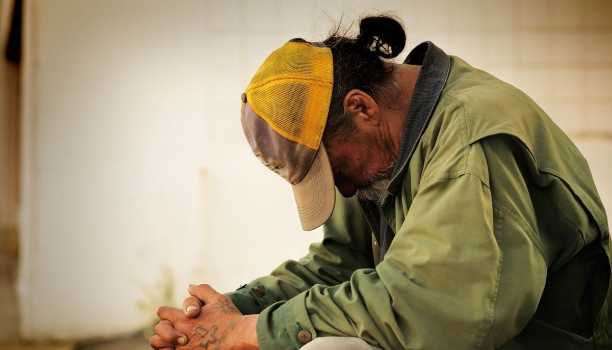 Άστεγος: Του έδωσαν κάρτα για να σηκώσει όσα χρήματα ήθελε κι εκείνος επέστρεψε με την απόδειξη