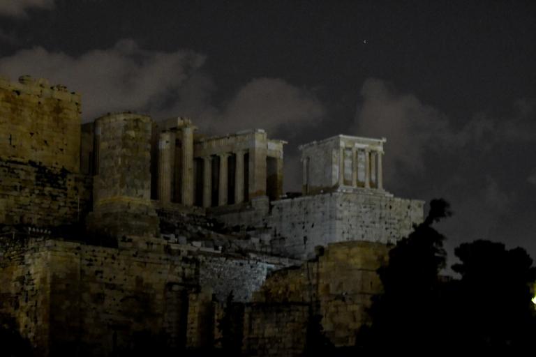 Η Ώρα της Γης: Η στιγμή που η Ακρόπολη «βυθίζεται» στο σκοτάδι (vid)