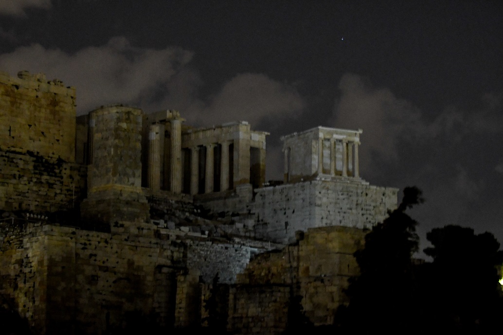 Η Ώρα της Γης: Η στιγμή που η Ακρόπολη «βυθίζεται» στο σκοτάδι (vid)