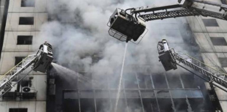 Φωτιά τώρα σε πολυώροφο κτίριο στο Μπαγκλαντές – Τουλάχιστον 5 νεκροί (vids)