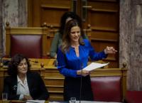 Έφη Αχτσιόγλου: Οι μετανάστες εργάτες γης μπορούν να λάβουν άδεια διαμονής