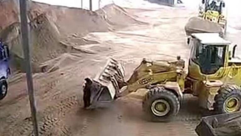 Οδηγός εκσκαφέα δεν πρόσεξε μία γυναίκα και την έθαψε ζωντανή (vid)