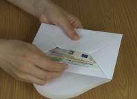 Άγνωστος πετά φακέλους γεμάτους χρήματα κάτω από πόρτες σπιτιών