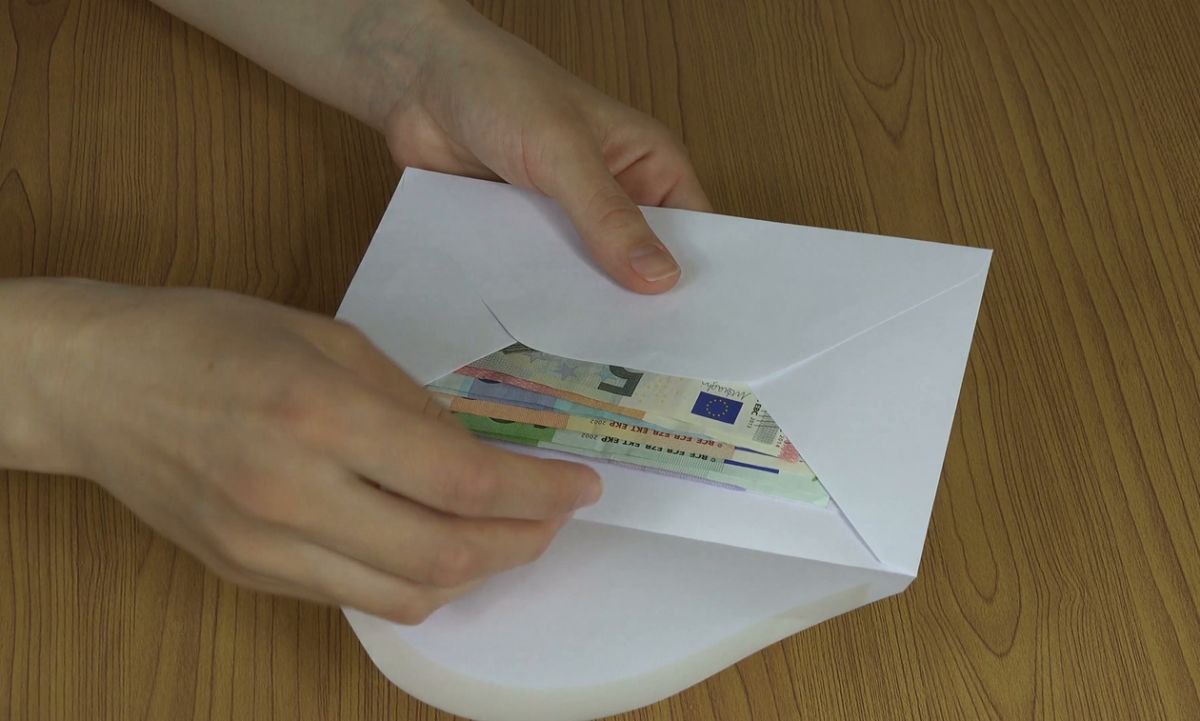 Άγνωστος πετά φακέλους γεμάτους χρήματα κάτω από πόρτες σπιτιών