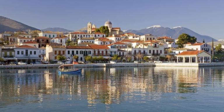 Γαλαξίδι: Τουρίστας έριξε το αυτοκίνητο στη θάλασσα και πήγε για ούζα (pic)