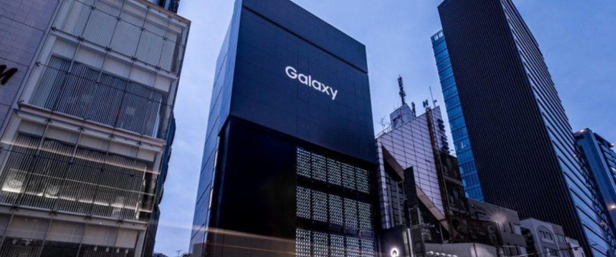 Samsung Galaxy: Με 1.000 κινητά γέμισε η πρόσοψη καταστήματος στο Τόκιο
