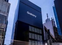 Samsung Galaxy: Με 1.000 κινητά γέμισε η πρόσοψη καταστήματος στο Τόκιο