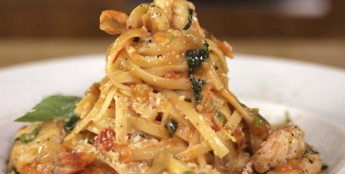 Γαριδομακαρονάδα: Μια απολαυστική συνταγή από τον Άκη Πετρετζίκη