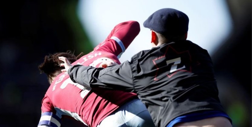 Οπαδός μπήκε στο γήπεδο και έριξε μπουνιά σε παίκτη (vid)