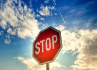 STOP: Γιατί το σήμα της Τροχαίας είναι οκτάγωνο STOP: Γιατί το σήμα της Τροχαίας είναι οκτάγωνο