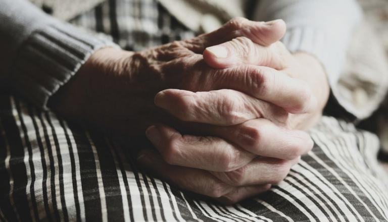 Θεσσαλονίκη: «Παγώνει» το πρόστιμο για την 90χρονη που πουλούσε τερλίκια