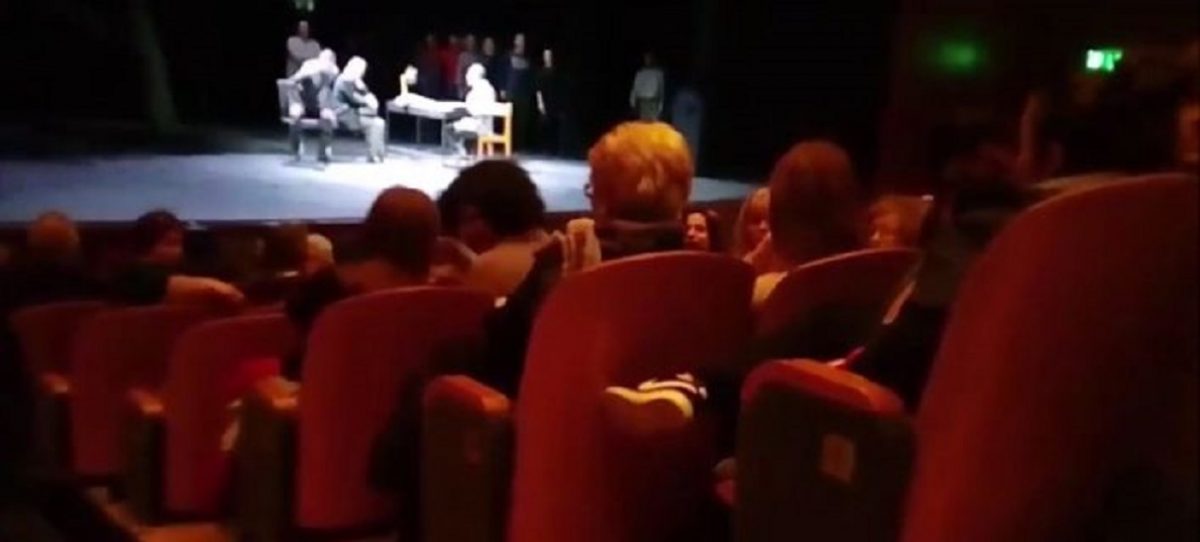 Θεσσαλονίκη: Μέλη του “Ιερού Λόχου” διακόπτουν θεατρική παράσταση (vid)