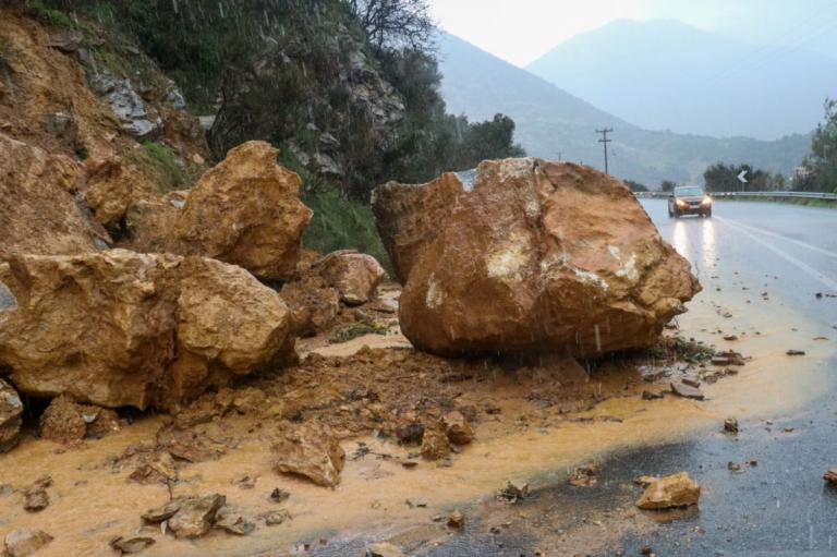 Κακοκαιρία στην Κρήτη: Νέα προβλήματα στο νησί – Ακυρώσεις πτήσεων και κλειστοί δρόμοι