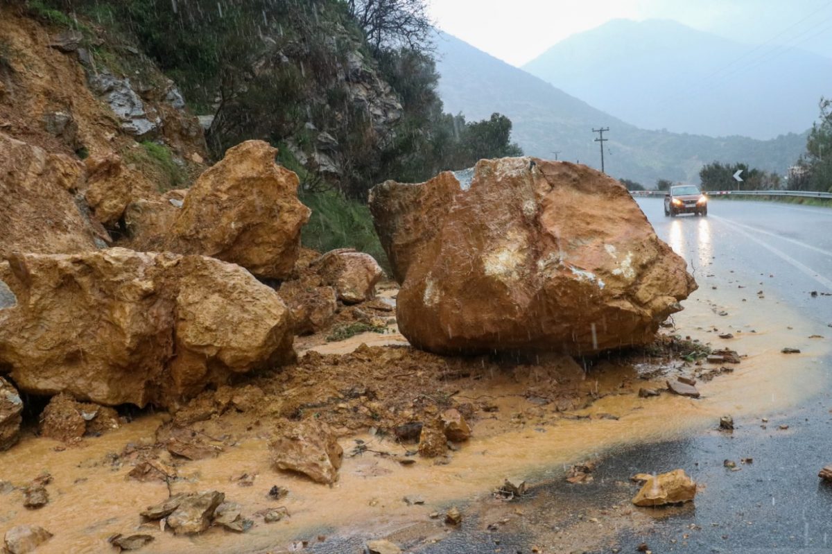 Κακοκαιρία στην Κρήτη: Νέα προβλήματα στο νησί – Ακυρώσεις πτήσεων και κλειστοί δρόμοι