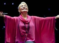 Μαρινέλλα: «Στη σκηνή δεν περπατάω, αιωρούμαι»