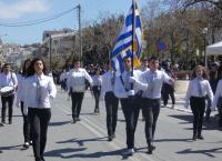 Χανιά παρέλαση: Συγκίνησε και καταχειροκροτήθηκε ο τυφλός σημαιοφόρος