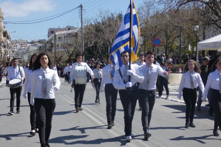 Χανιά παρέλαση: Συγκίνησε και καταχειροκροτήθηκε ο τυφλός σημαιοφόρος