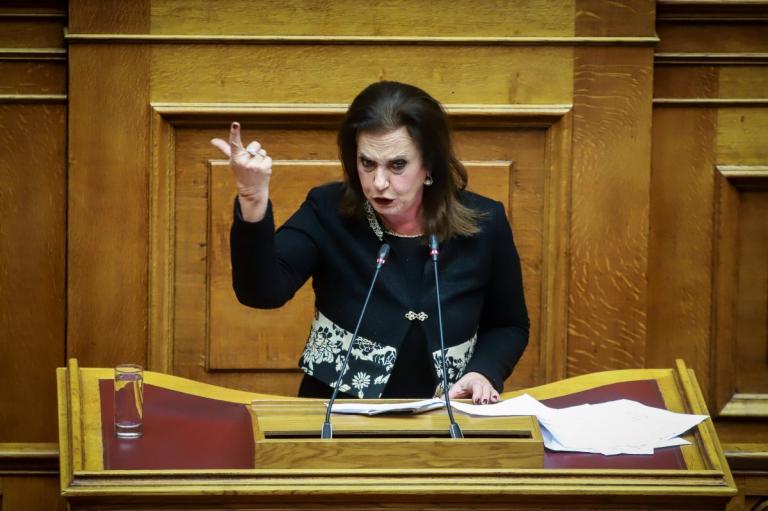 Μεγαλοοικονόμου: Τραγουδάει για τον Τσίπρα στη Βουλή
