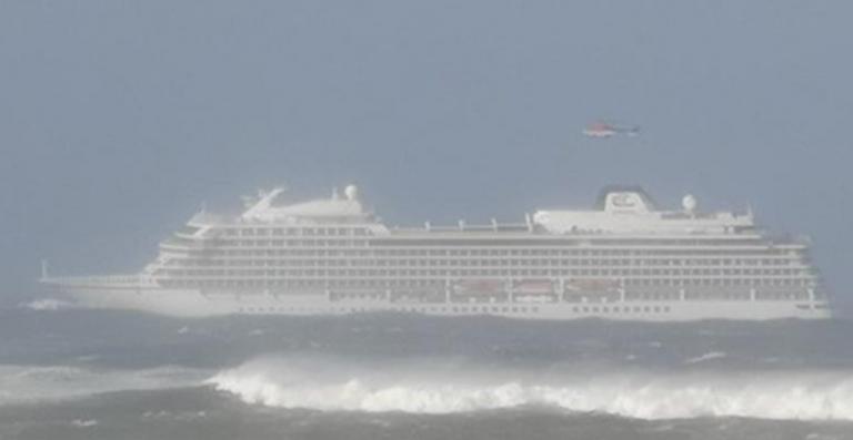 Νορβηγία: Ολονύχτιες προσπάθειες για την εκκένωση του κρουαζιερόπλοιου (vid)