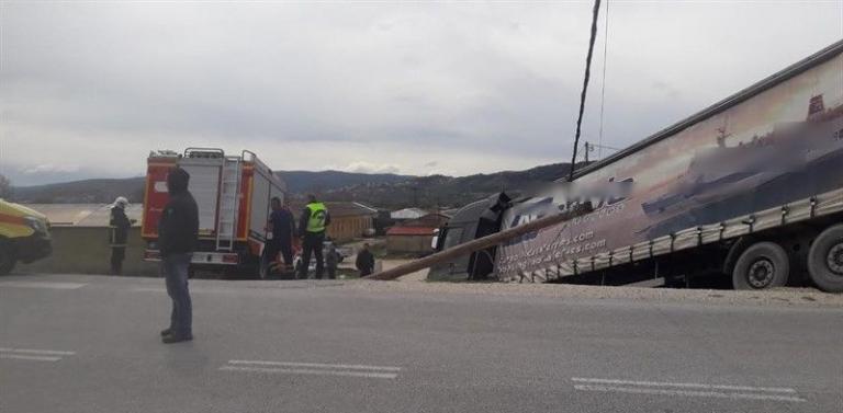 Ιωάννινα: Νταλίκα παρασύρθηκε από τους ισχυρούς ανέμους (pics)