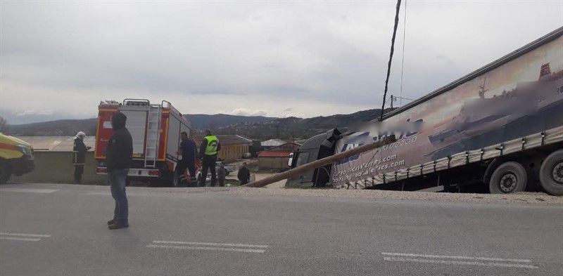 Ιωάννινα: Νταλίκα παρασύρθηκε από τους ισχυρούς ανέμους (pics)
