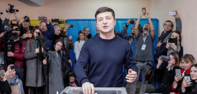 Εκλογές στην Ουκρανία: Ο κωμικός Ζελένσκι κέρδισε στον πρώτο γύρο
