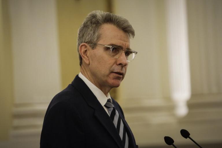 Δήμος Πατρέων: Ανήρτησαν πανό κατά του “ανεπιθύμητου” Αμερικανού πρέσβη