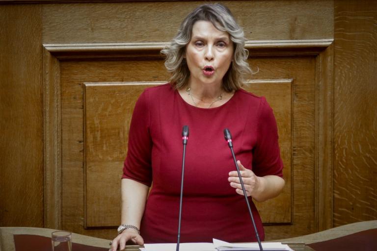 Παπακώστα: “Θα πληρώσουμε εμείς το πρόστιμο της 90χρονης με τα τερλίκια”