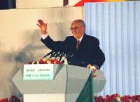 Συλλεκτικό βίντεο: Όταν ο Ανδρέας Παπανδρέου επέστρεψε από το Χέρφιλντ “βούλιαξε” το αεροδρόμιο [vid]