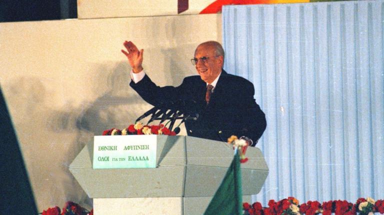 Συλλεκτικό βίντεο: Όταν ο Ανδρέας Παπανδρέου επέστρεψε από το Χέρφιλντ “βούλιαξε” το αεροδρόμιο [vid]