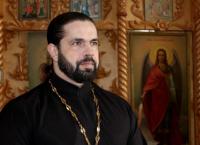 Αυτός είναι ο ιερέας που έχει μαύρη ζώνη στο καράτε