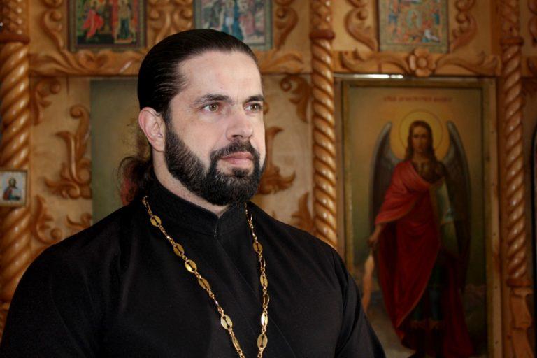 Αυτός είναι ο ιερέας που έχει μαύρη ζώνη στο καράτε