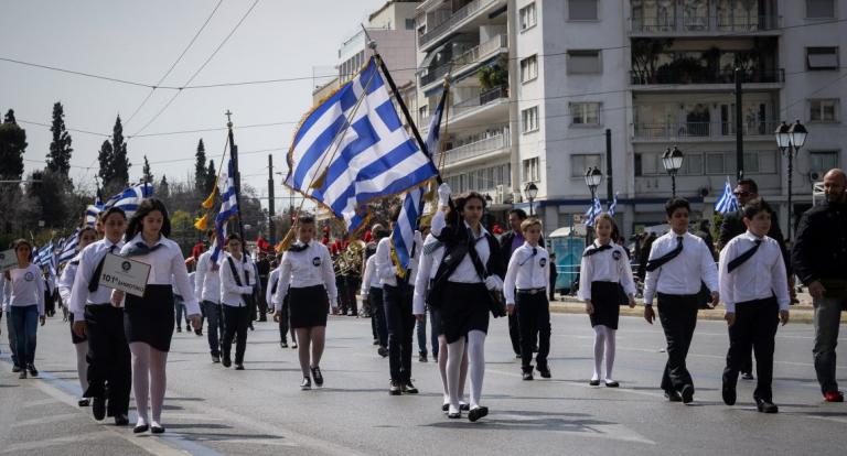 25η Μαρτίου – Μαθητική παρέλαση: Προσαγωγές στο Σύνταγμα (pics)