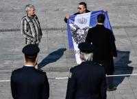 Παρέλαση 25ης Μαρτίου: Απομάκρυναν πολίτη που κρατούσε την ελληνική σημαία (pics)