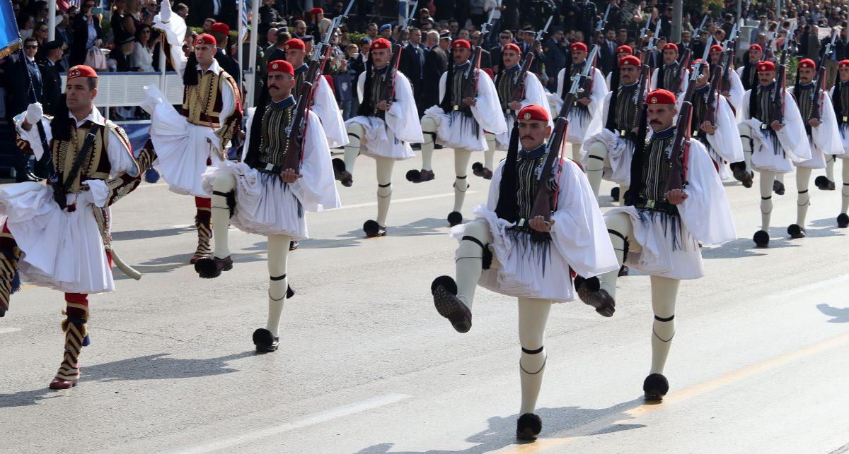 Παρέλαση 25ης Μαρτίου: Συγκλόνισαν οι Εύζωνες υπό τους ήχους του «Μακεδονία Ξακουστή»