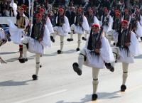 Παρέλαση 25ης Μαρτίου: Συγκλόνισαν οι Εύζωνες υπό τους ήχους του «Μακεδονία Ξακουστή»