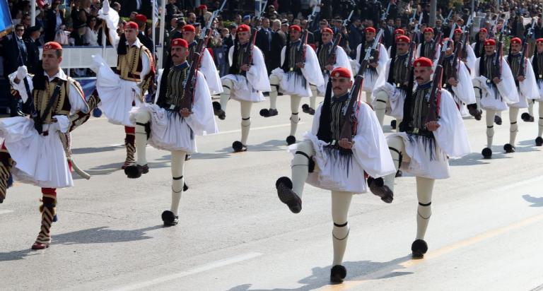 Παρέλαση 25ης Μαρτίου: Συγκλόνισαν οι Εύζωνες υπό τους ήχους του «Μακεδονία Ξακουστή»
