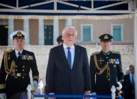 25η Μαρτίου: Η στιγμή που άνδρας προσπαθεί να επιτεθεί στον Παυλόπουλο (vid)