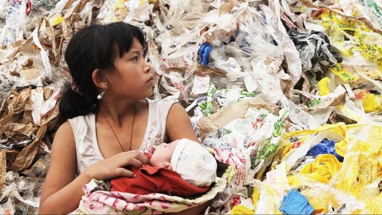 «Plastic China»: Προβολή του ντοκιμαντέρ σε Θεσσαλονίκη και Αθήνα από το Kinderdocs