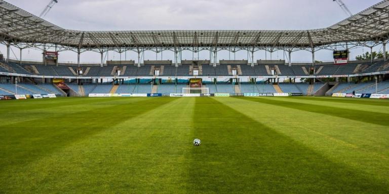 Viral: Επική γκάφα πριν από την σέντρα – Ο εθνικός ύμνος έπαιξε από κινητό, ενώ λάμβανε SMS (vid)