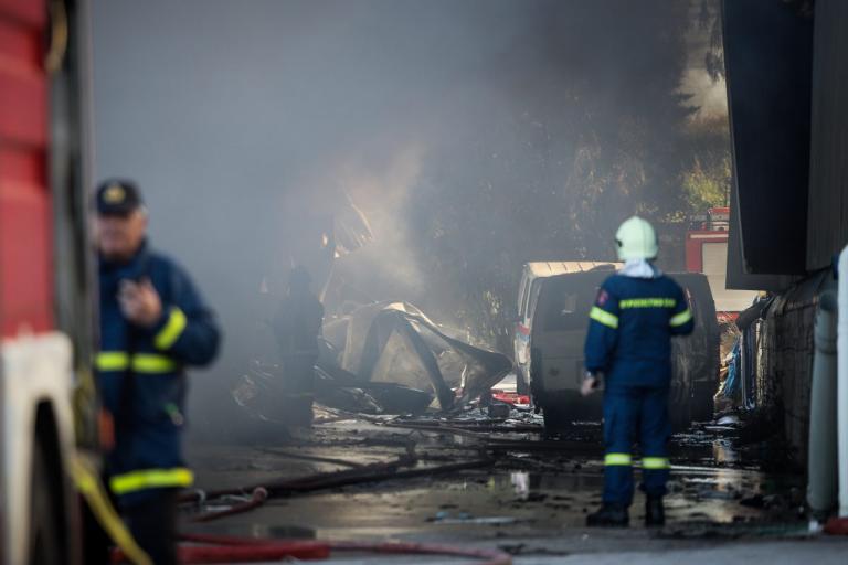 Φωτιά τώρα: Πυρκαγιά σε αποθήκη χαρτικών στην Παιανία (pics)