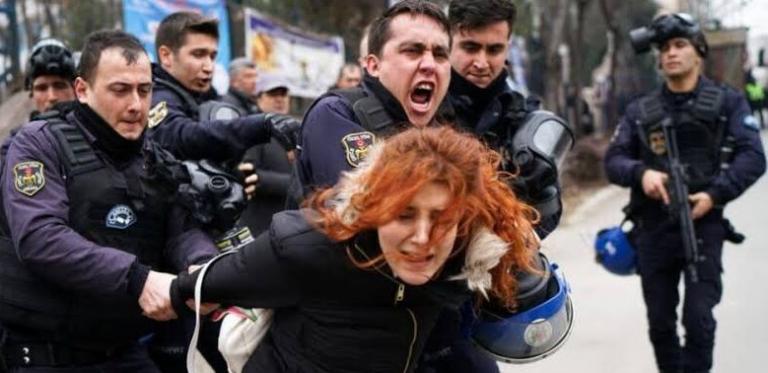 WomensDay: Η αστυνομία της Τουρκίας έκανε χρήση δακρυγόνων σε διαδήλωση γυναικών